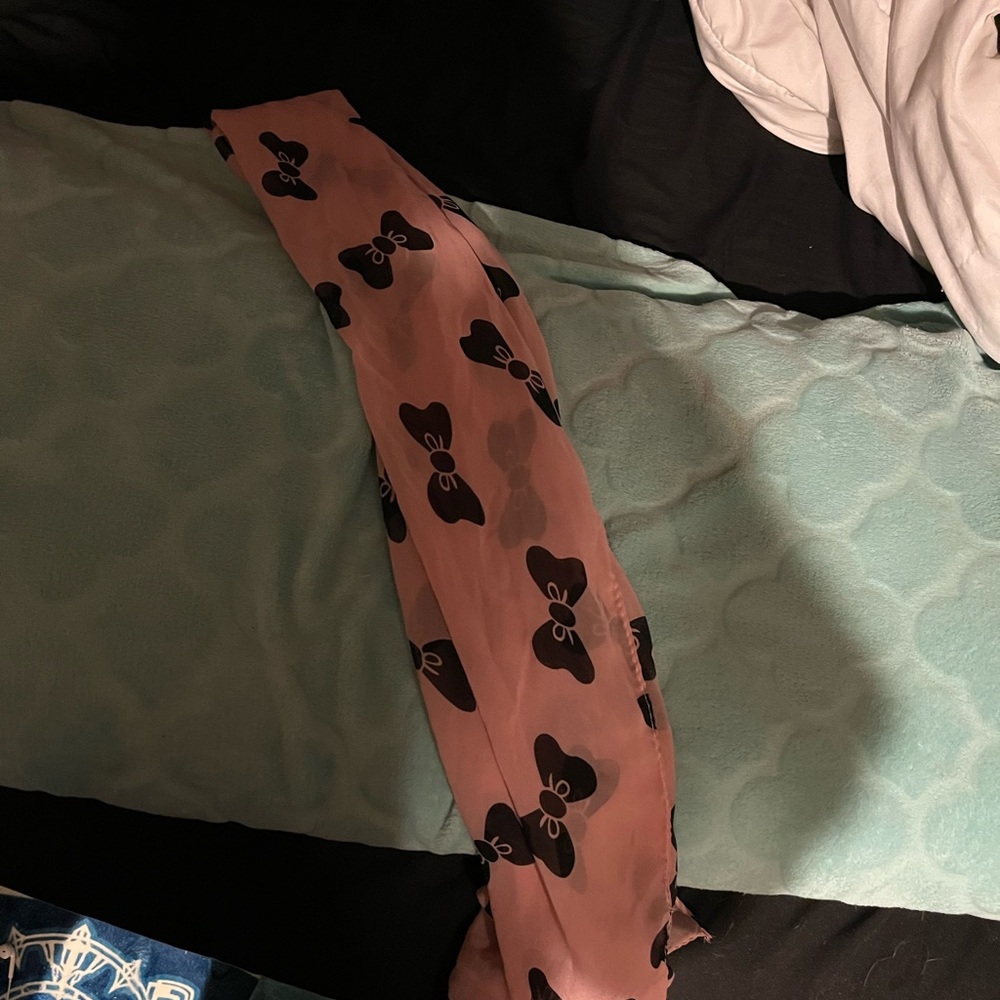 Pink scarf with black bows